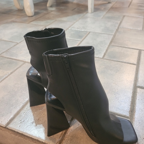 🤑SOLD🤑Steve Madden Safia Cutout Black Bootie - Picture 7 of 16